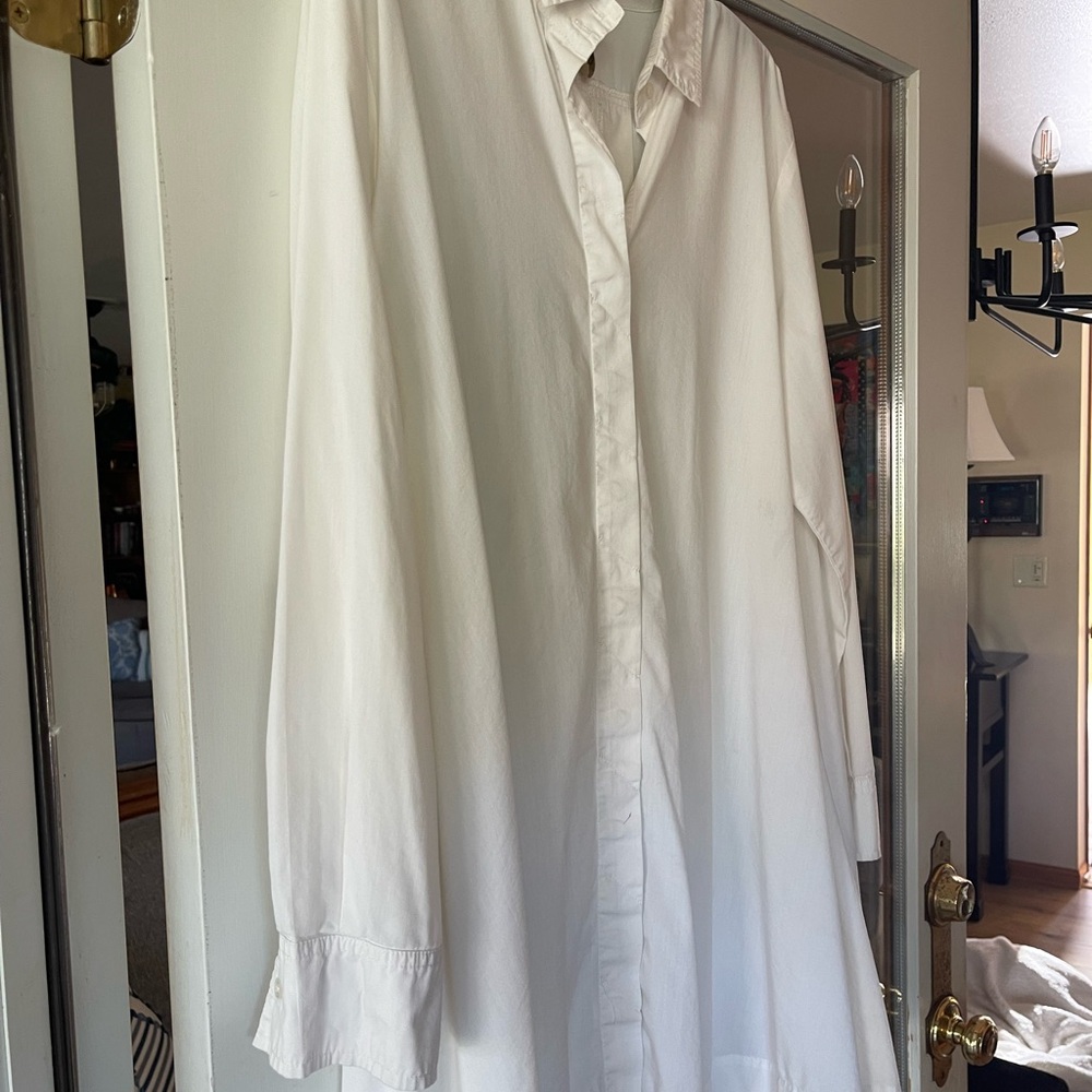 White MADE IN USA  XL Top— CAN BE WORN AS LONG SHIRT OR DRESS!Decorative Back!